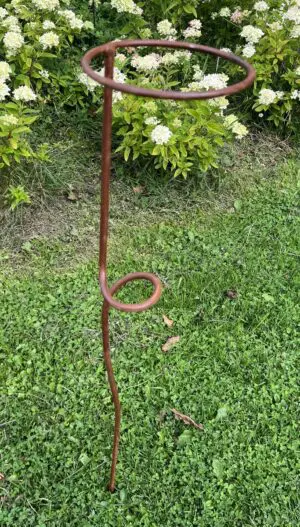 Bloempothouder op hoge gedraaide steker, 101 cm. BPH331