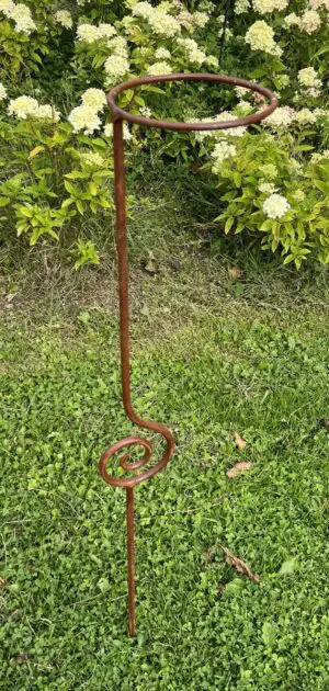 Bloempothouder op hoge steker met krul, 100,5 cm. BPH332