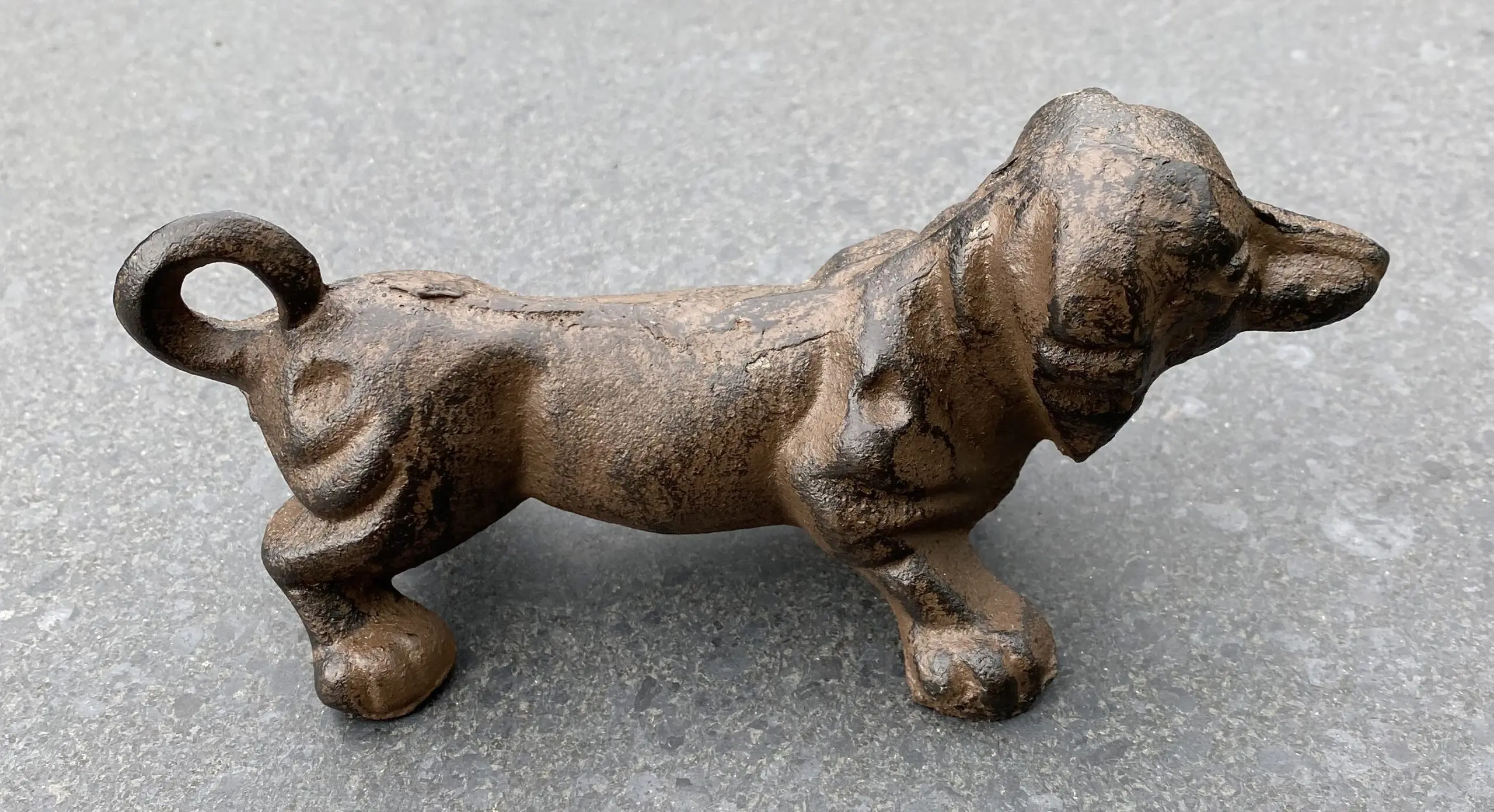 Dierenbeeld teckel hond, gietijzer, bruin HG1726