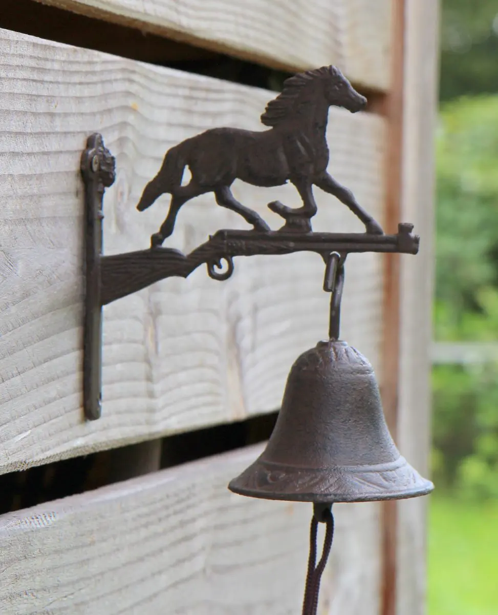 Deurbel paard, pony op jachtgeweer, gietijzer DB138