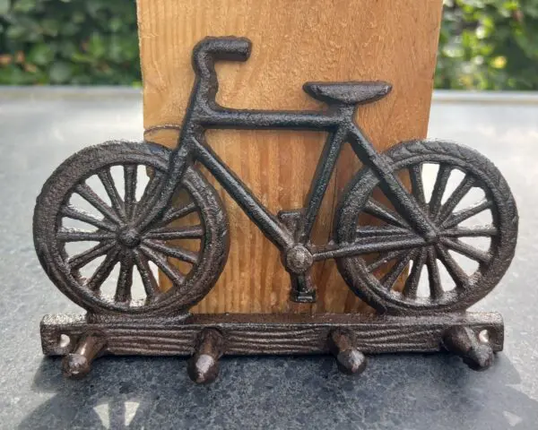 Kapstokhaak fiets op boomstam met 4 haken, gietijzer KH1759