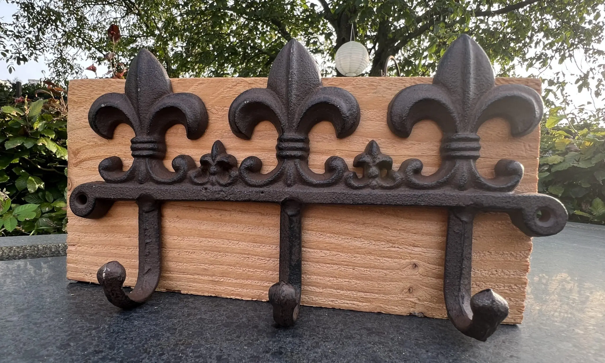 Kapstokhaak Franse Lelie met 3 haken, gietijzer KH2721