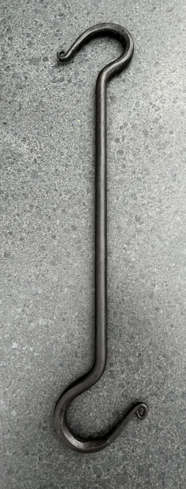 S-haak, gietijzer, 40 cm. zwart SH140