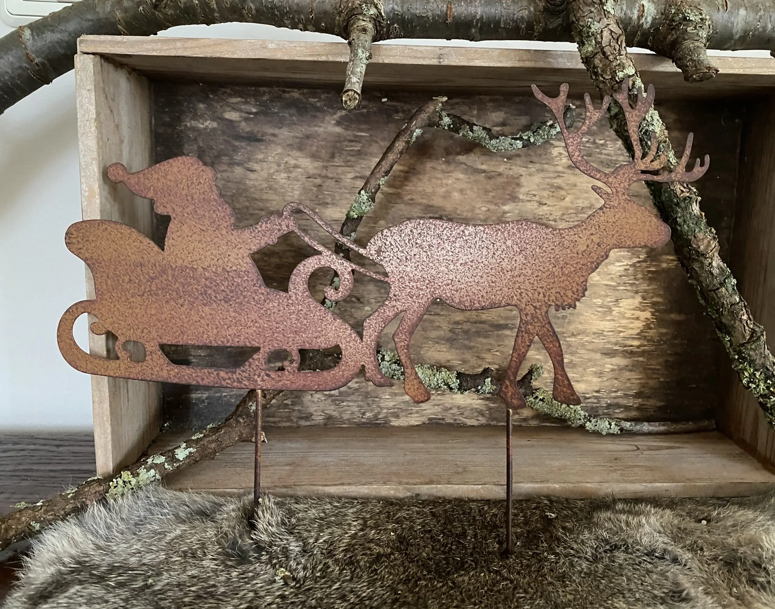 Tuinsteker kerstman op arrenslee met hert, metaal SKM190