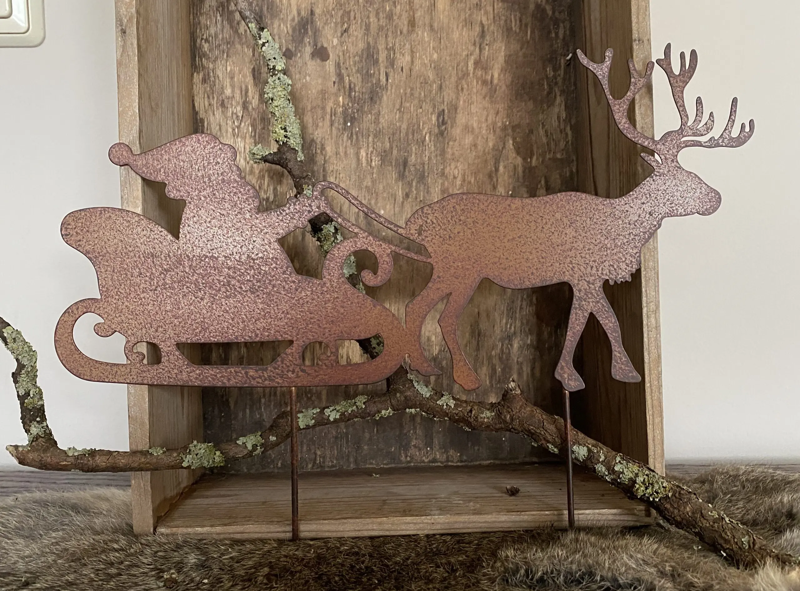 Tuinsteker kerstman op arrenslee met hert, metaal SKM190 - Afbeelding 4