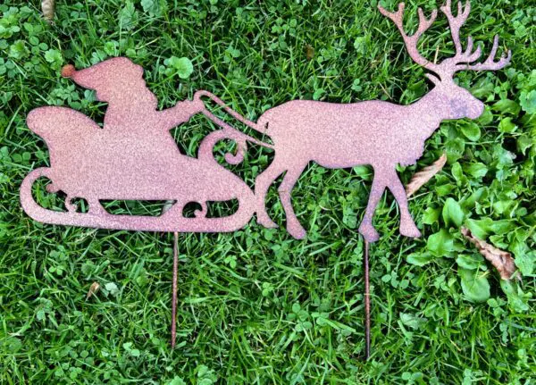 Tuinsteker kerstman op arrenslee met hert, metaal SKM190