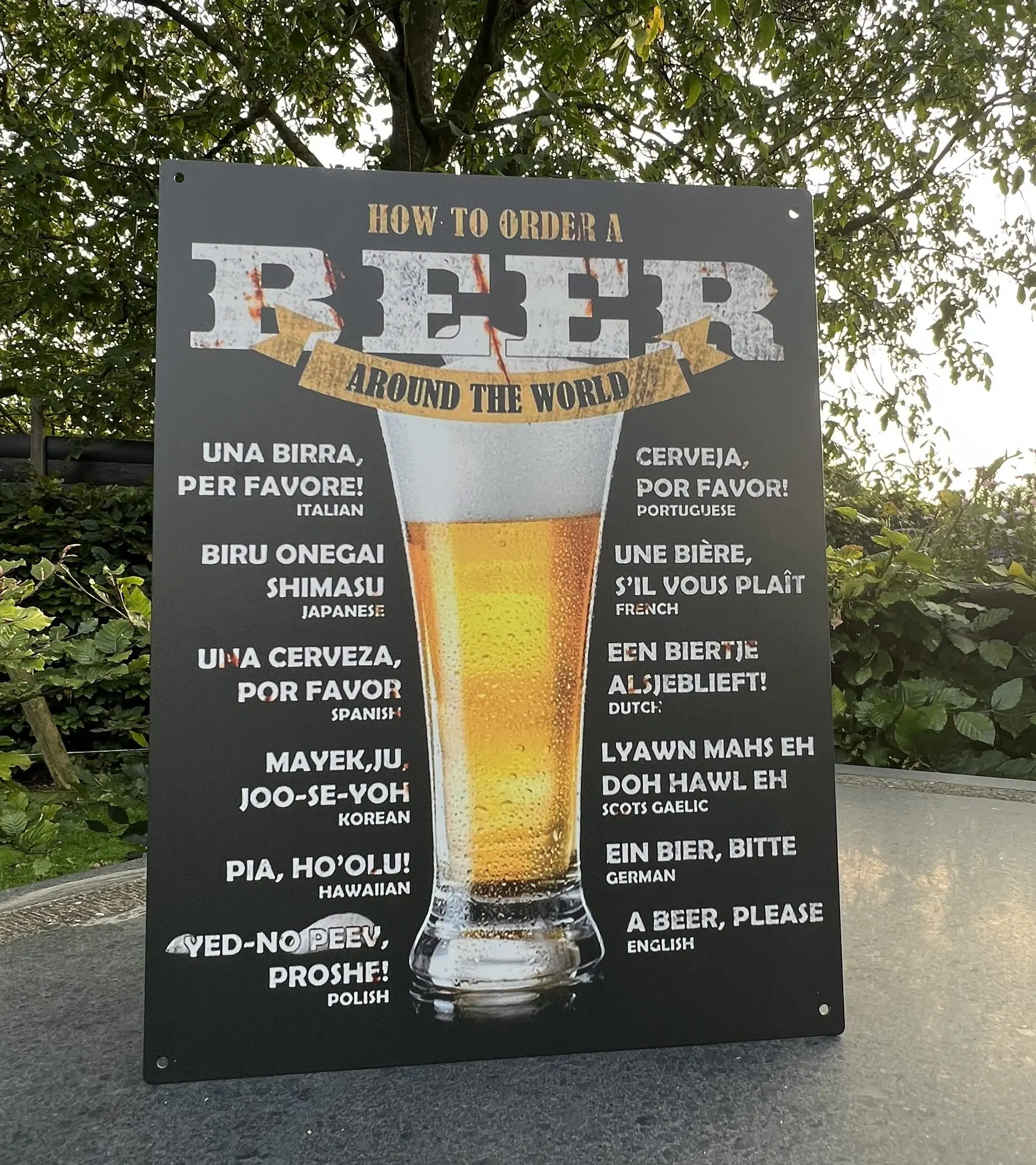 Tekstbord:"How to order a beer around the world" metaal     TB422
