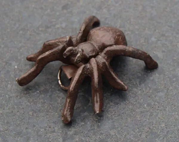 Dierenbeeld spin met ophanghaakje, gietijzer SG387