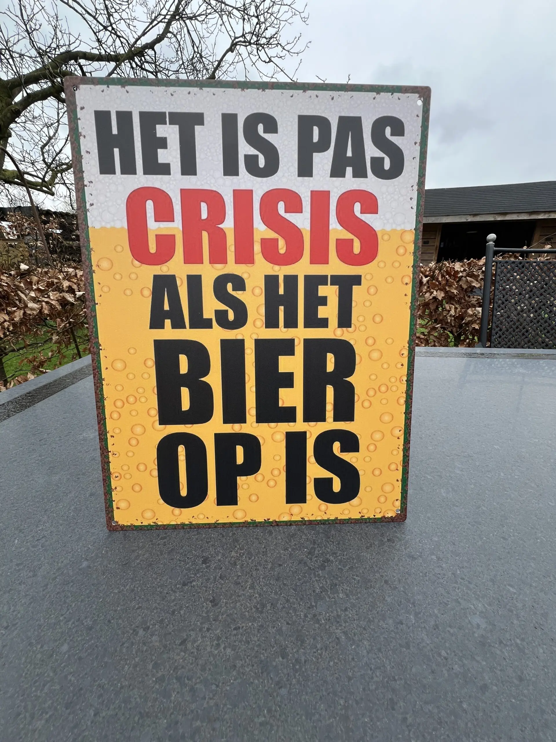 Tekstbord: Het is pas crisis als het bier op is TB453
