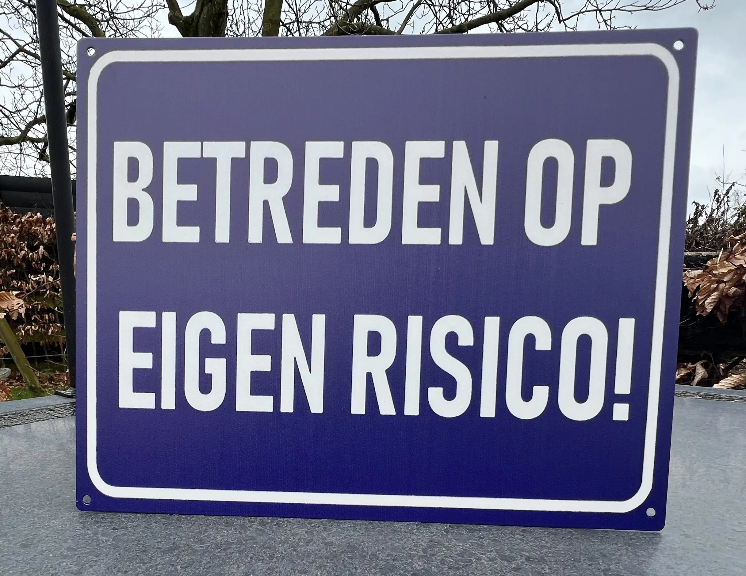 Tekstbord: betreden op eigen risico TB551