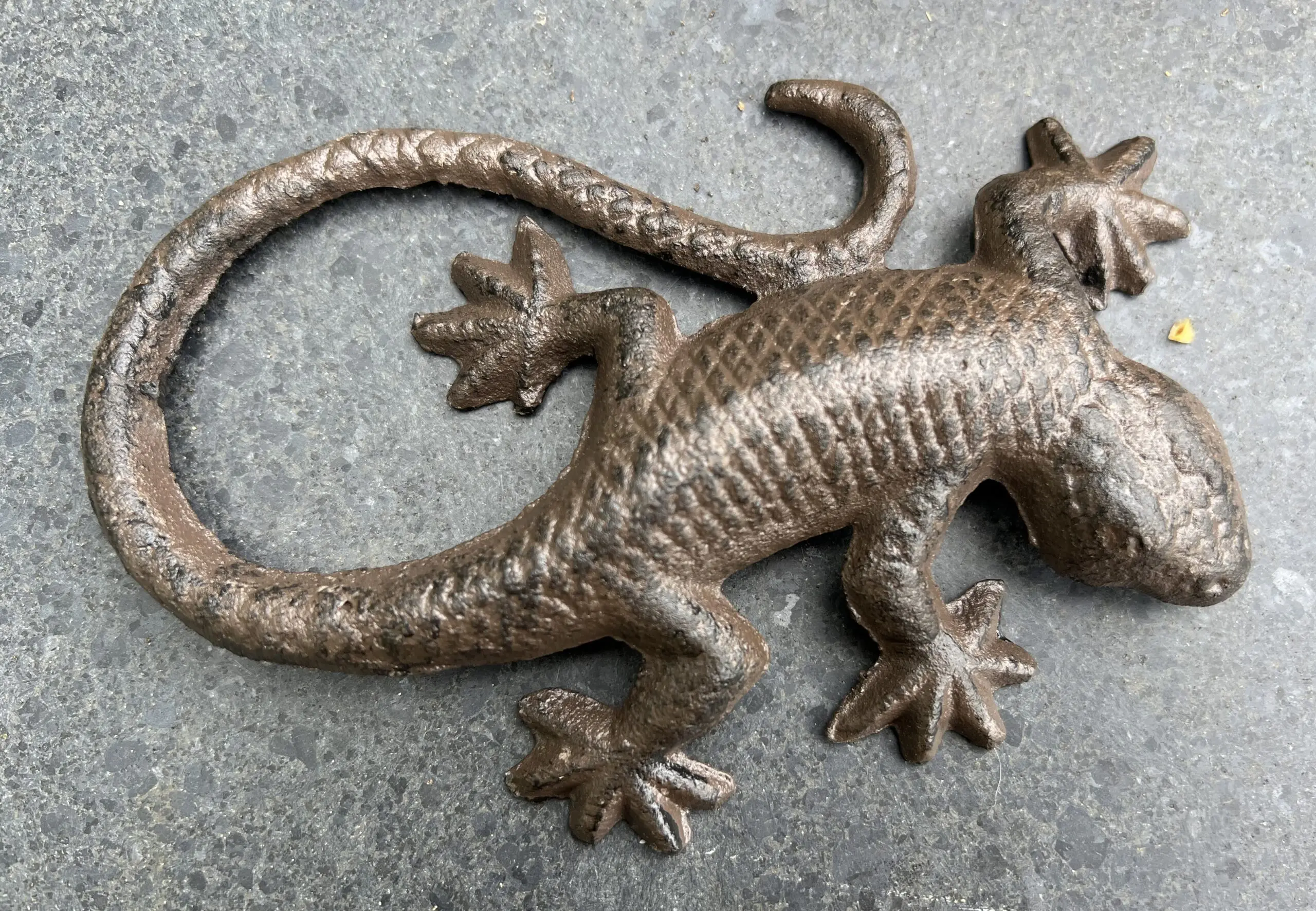 Dierenbeeld hagedis, salamander, muurhanger, gietijzer HG115