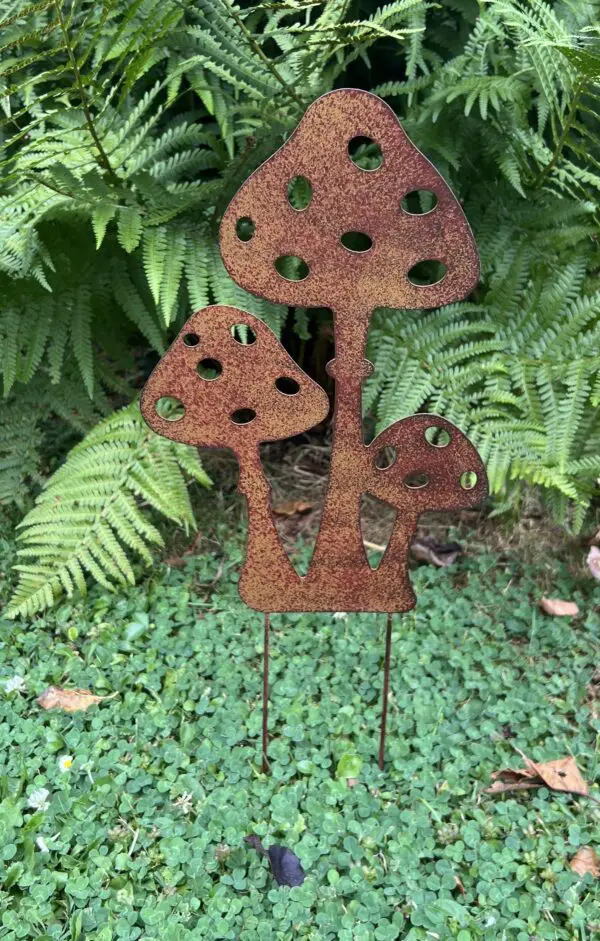 Tuinsteker paddenstoelen, trio, roestig metaal, SP279