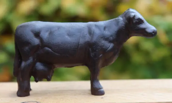 Dierenbeeld koe, gietijzer  KG307