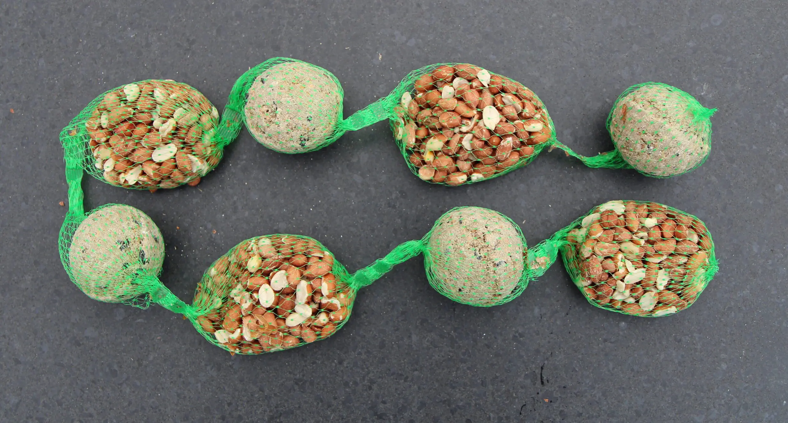 Vogelvoer, slinger met vetbollen en pinda's FB950