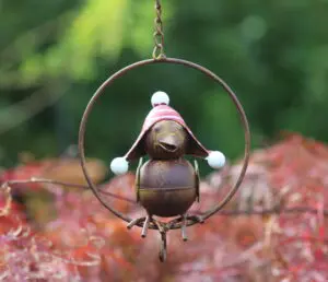 Vogelvoerhanger vogel met streepjes muts, metaal  VH230B