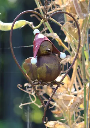 Vogelvoerhanger vogel met rood stippel muts in hart, metaal  VH235A