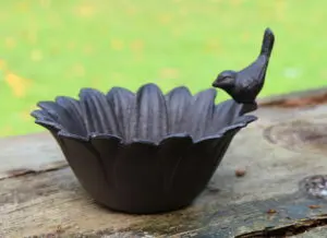 Waterschaal, voederschaal bloem met vogel, gietijzer VB120