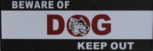 Tekstbord: “Beware of Dog Keep Out”