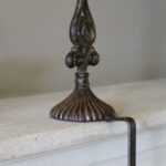 Stocking Hanger Franse Lelie met lange haak,  Kasthaak, Bruin