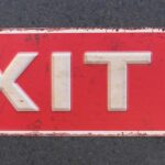 Tekstbord: “Exit – Way Out” in Pijlvorm, Rood/Wit