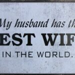 Tekstbord: “My husband has the best wife in the world”