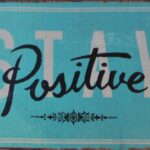 Tekstbord: “Stay Positive”