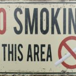 Tekstbord: “No smoking in this Area”