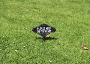 Tekstbord: “Please keep off the grass” ,Gietijzer TT207
