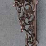 Plankdrager, Wandhaak 32,7 cm., Sierlijk met Blaadjes, Gietijzer