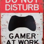 Tekstbord: “Do not disturb, gamer at work”