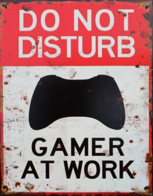 Tekstbord: “Do not disturb, gamer at work”