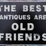 Tekstbord:"The best Antiques are old Friends"