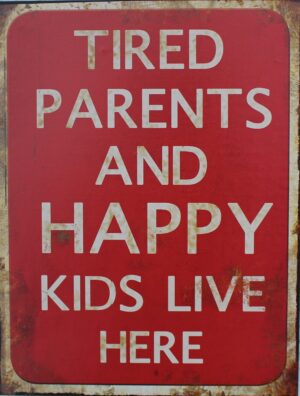 Tekstbord:”Tired parents and happy kids live here”