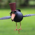 Vetbolhanger “vliegende” Vogel Raaf met hoed en bril, Groot