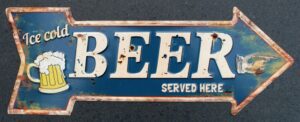 Tekstbord:; “Ice cold beer served here”