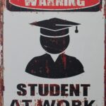 Tekstbord: “Warning Student at work”