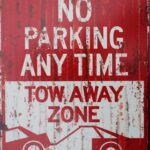 Tekstbord: “No Parking any time tow away zone”