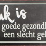 Tekstbord: “Geluk is goede gezondheid en een slecht geheugen”