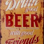 Tekstbord: “Drink good beer with good friends”