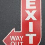 Tekstbord: “Exit – Way Out” in Pijlvorm, Rood/Wit