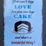 Tekstbord: “You can’t buy love but you can buy cake and that ..”