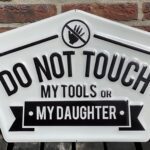 Tekstbord: “do not touch my tools or my daughter”, groot