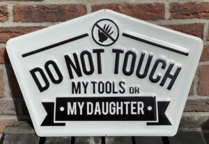 Tekstbord: “do not touch my tools or my daughter”, groot