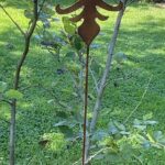 Tuinsteker Franse Lelie, Roestkleurig Metaal, 109 cm.