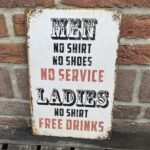 Tekstbord: men no shirt no shoes no service ladies no shirt free drinks