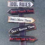Tekstbord: Tool Rules, metaal