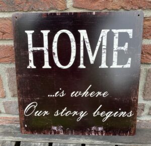 Tekstbord; "Home .. is where our story begins"