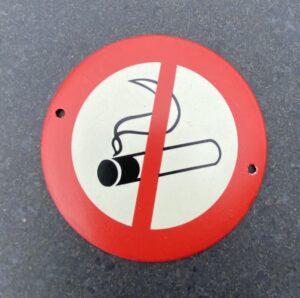 Bordje: "Verboden te roken" met rode rand