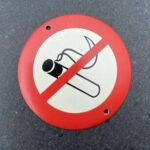 Bordje: “Verboden te roken” met rode rand