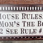 Tekstbord:”House rules: 1 Mom’s rules The Boss, 2 See rule 1″